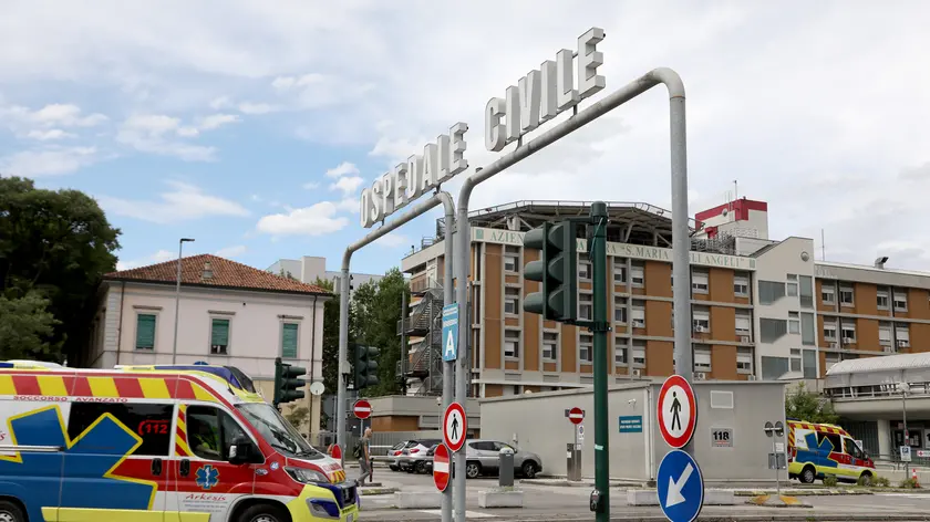L’ingresso del vecchio ospedale di Pordenone (foto Ambrosio / Petrussi)