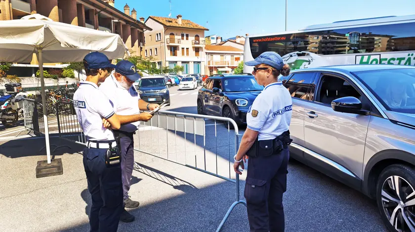 Il varco di piazza Carpaccio e il “blocco” in via Manzoni