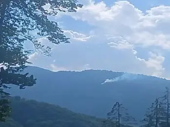 La colonna di fumo che si è alzata dalla cima del monte Forat
