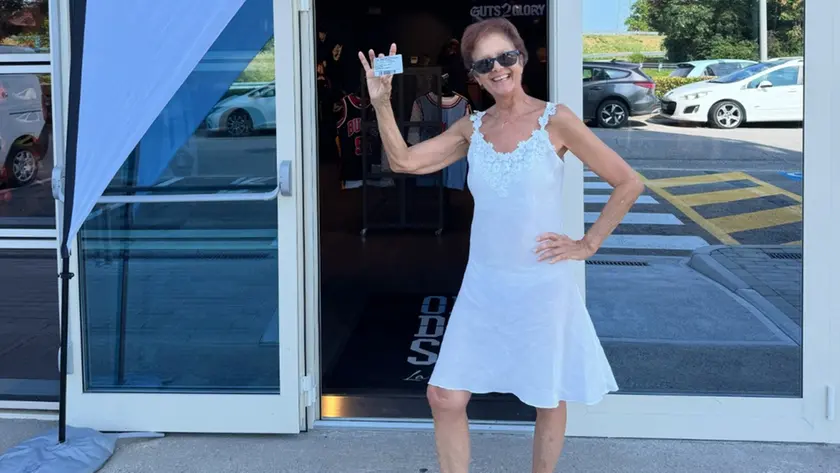 La signora Daniela Bertoli prima abbonata all’Apu per la stagione 2026/2027