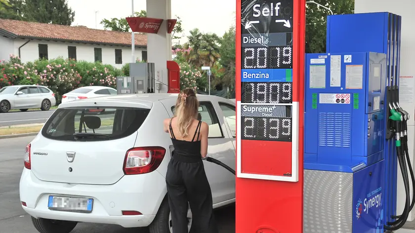 I prezzi applicati ieri in alcuni distributori con il diesel che ha superato la soglie dei 2 euro (Foto Petrussi)