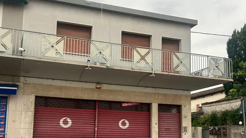 Il negozio sfitto in via Roma preso di mira dai vandali