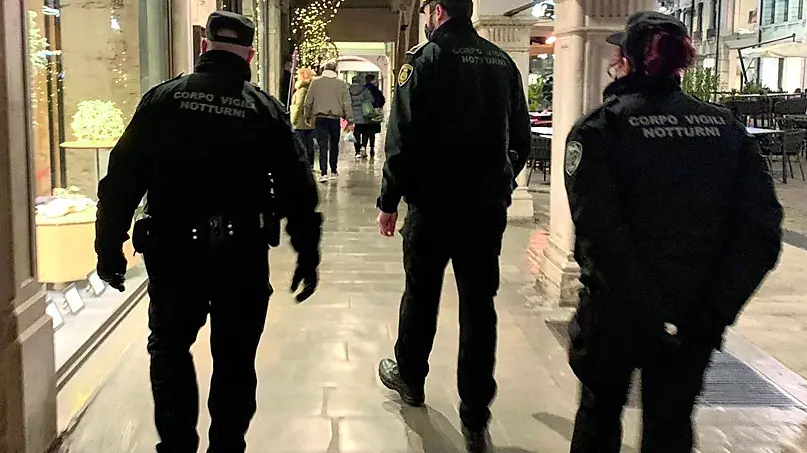 Gli steward della sicurezza in centro a Udine (foto Petrussi)