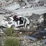 Un'auto distrutta dopo il crollo del ponte Morandi