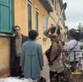 Alessandro Preziosi (primo a sinistra) durante le riprese
