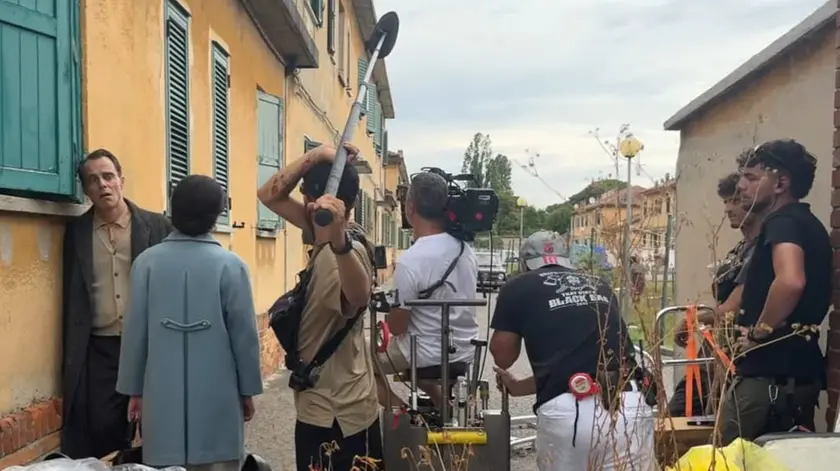 Alessandro Preziosi (primo a sinistra) durante le riprese