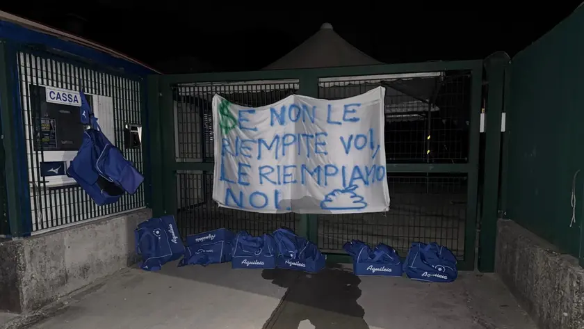 Le borse da calcio con l’eloquente striscione lasciato dai giocatori
