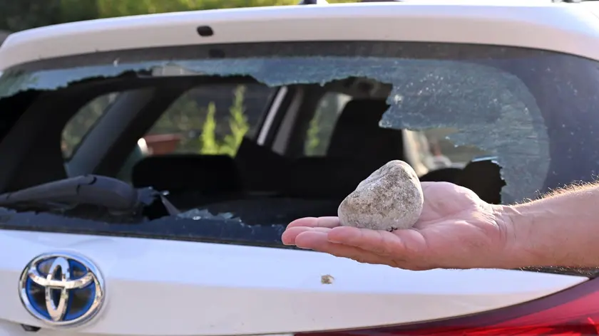 Una delle auto colpite dal vandalo