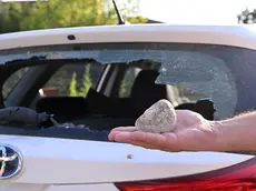 Una delle auto colpite dal vandalo