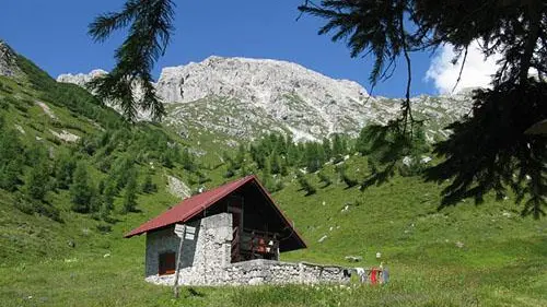 Il bivacco Casera Pramaggiore del Cai.