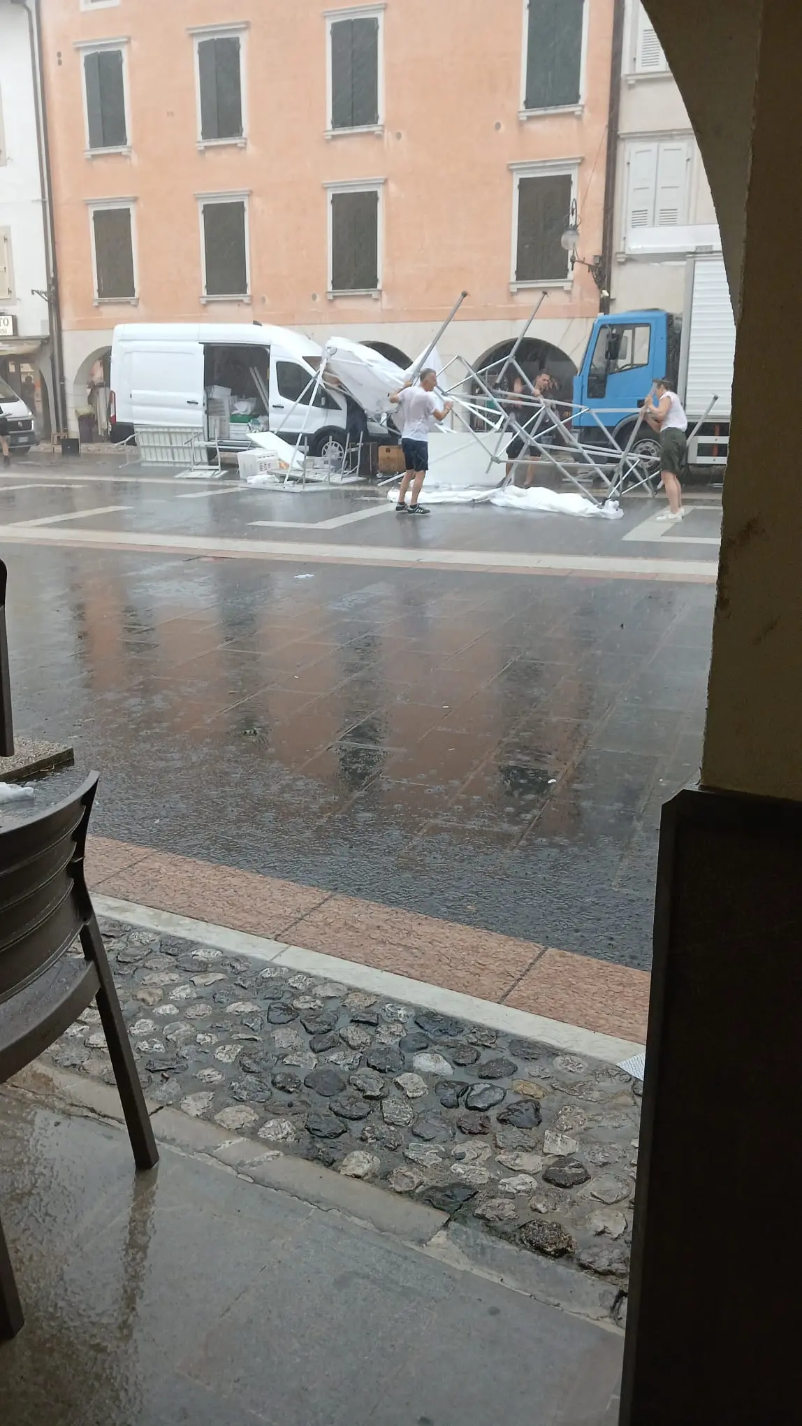 Banchi rovesciati al mercato di San Vito