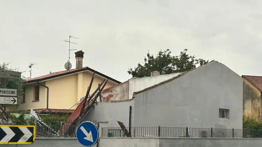 Il tetto di un'abitazione scoperchiato a San Vito