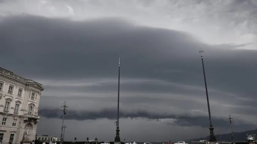 Nuvole su Trieste nella mattinata di venerdì. Foto Lasorte
