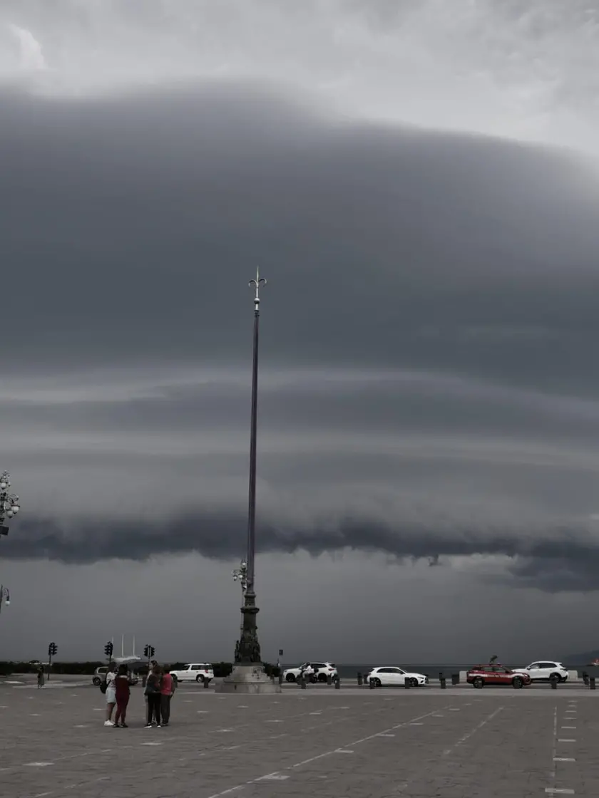 Nuvole su Trieste nella mattinata di venerdì. Foto Lasorte