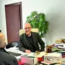 Il sindaco Lanfranco Sette mentre incontra un concittadino in municipio a Latisana