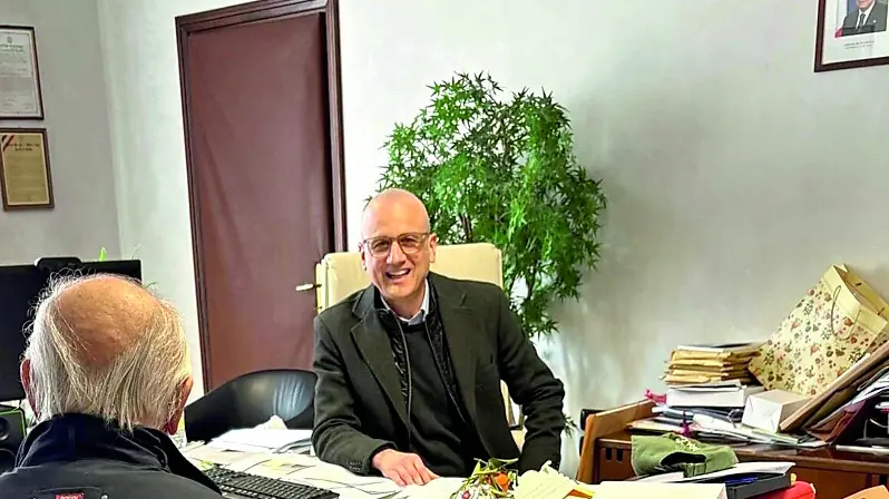 Il sindaco Lanfranco Sette mentre incontra un concittadino in municipio a Latisana