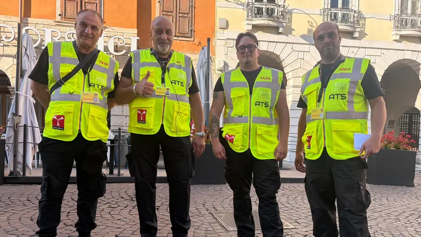 Ecco alcuni degli steward che ogni sera, fino al 13 settembre, garantiranno l'ordine e la sicurezza in centro a Udine