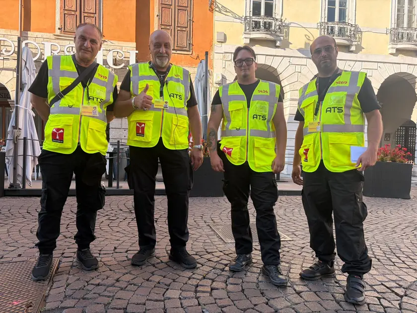Ecco alcuni degli steward che ogni sera, fino al 13 settembre, garantiranno l'ordine e la sicurezza in centro a Udine