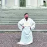 Il filosofo Emanuele Franz durante la sua protesta in piazza