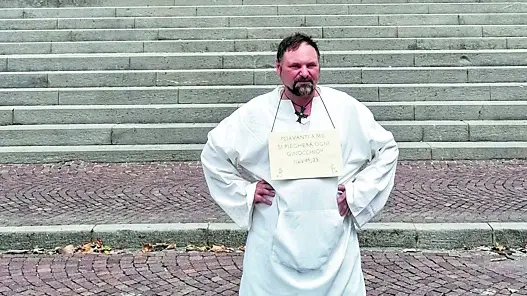 Il filosofo Emanuele Franz durante la sua protesta in piazza
