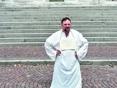 Il filosofo Emanuele Franz durante la sua protesta in piazza