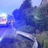 L'auto ha sfondato il guardrail ed è finita cappottata nel fossato