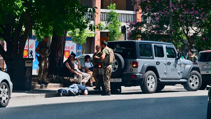 Agenti della polizia di Stato e militari dell’Esercito impegnati in un controllo in Borgo stazione /Foto Petrussi