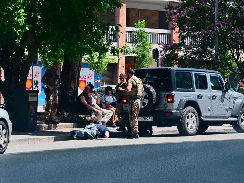 Agenti della polizia di Stato e militari dell’Esercito impegnati in un controllo in Borgo stazione /Foto Petrussi