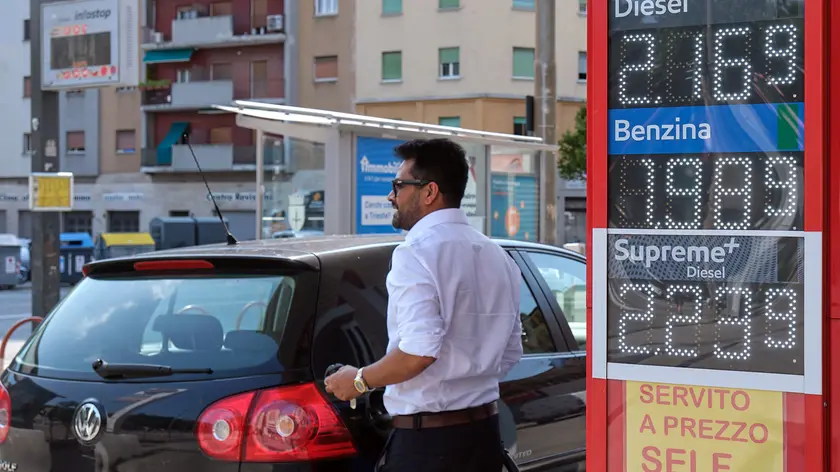 I prezzi a un distributore di Trieste (foto Massimo Silvano)