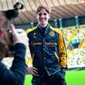 Nicolò Zaniolo sorridente con la tuta dell’Udinese