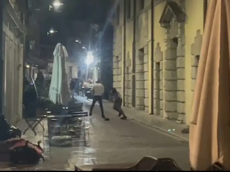 La scazzottata tra due uomini in piazza San Giacomo