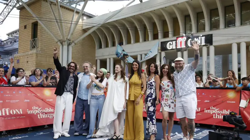 L’attrice udinese (al centro) con il cast del film presentato al Giffoni (dalla pagina Fb del festival)