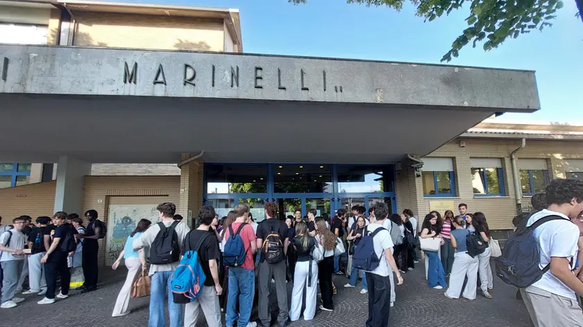 Studenti all'ingresso del Marinelli di Udine. Foto Petrussi