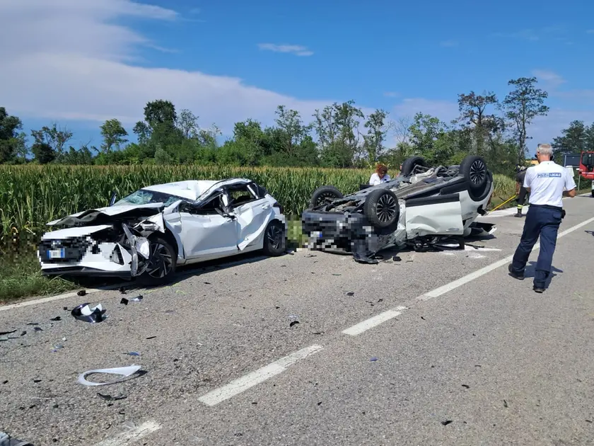 Le due vetture coinvolte nello scontro con il trattore