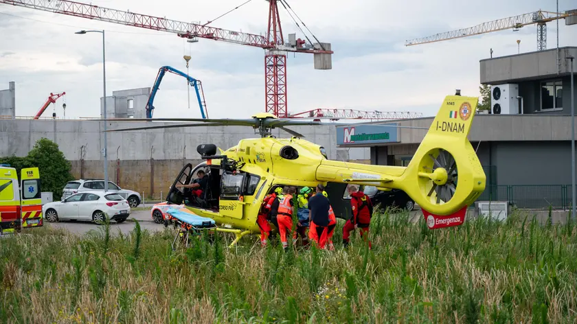 L’intervento dei soccorritori e dei carabinieri al cantiere per la costruzione del nuovo carcere