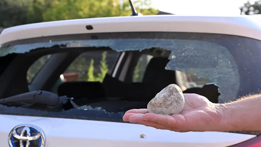Una delle auto vandalizzate nelle ultime settimane
