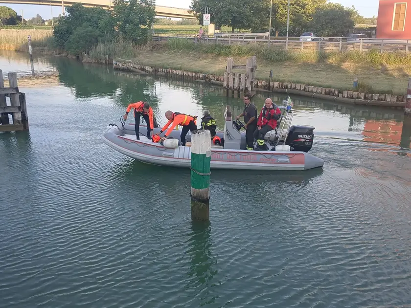 I sommozzatori impegnati nella ricerca del ragazzo lungo il Tagliamento