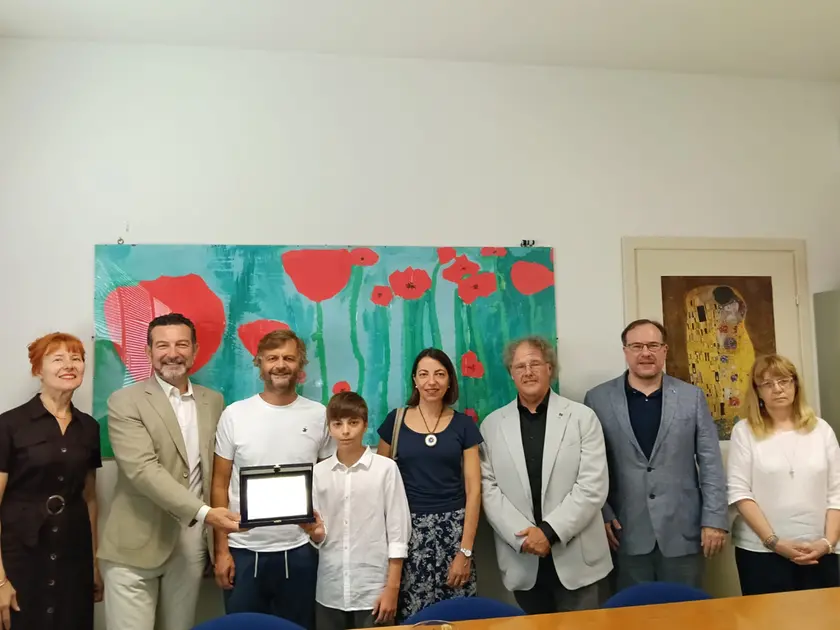 La premiazione del giovane studente che ha portato la sua tesina in marilenghe all'esame di terza media