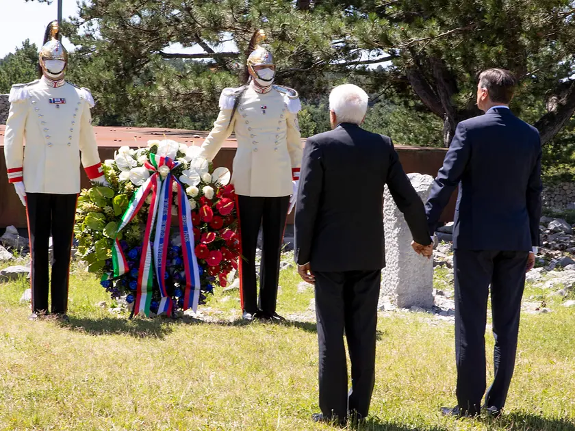 Il presidente della Repubblica Sergio Mattarella compie oggi 85 anni. Eletto nel 2015 e confermato nel 2022, è il secondo Capo dello Stato ad aver ottenuto un secondo mandato dopo Giorgio Napolitano. In occasione del compleanno, abbiamo voluto raccogliere in questa carrellata di foto alcune immagini che ricordano le sue ultime visite a Nord Est: dalla storica stretta di mano con il presidente sloveno Borut Pahor davanti alla Foiba di Basovizza al suo omaggio alle vittime per i 50 anni del terremoto del Friuli, dalle cerimonie di apertura delle Paralimpiadi all'Arena di Verona e di Go!2025 a Gorizia fino alla "Giornata dell'Unità Nazionale e delle Forze Armate" celebrata a Venezia.