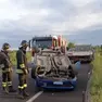 L’intervento dei mezzi di soccorso lungo la strada regionale