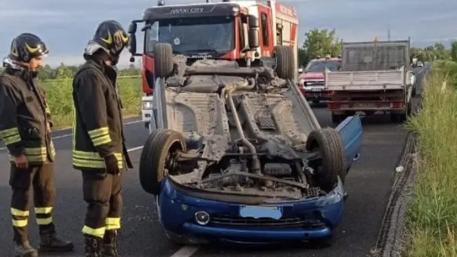 L’intervento dei mezzi di soccorso lungo la strada regionale