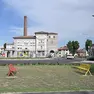 Le panchine in piazzale Cavedalis
