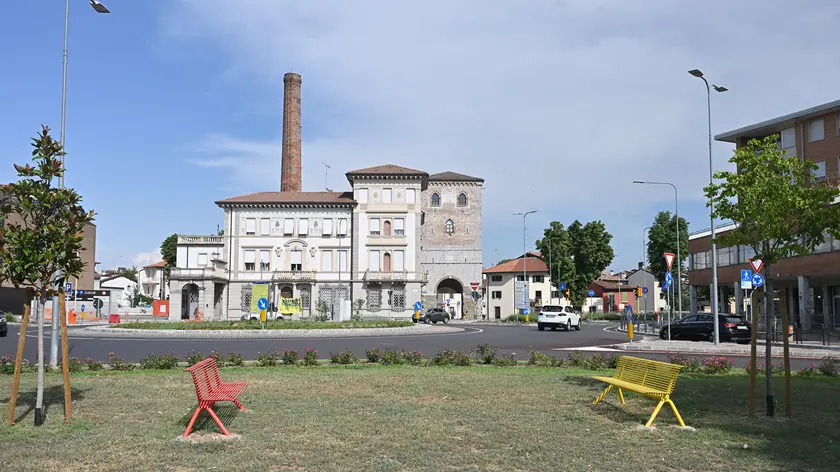 Le panchine in piazzale Cavedalis