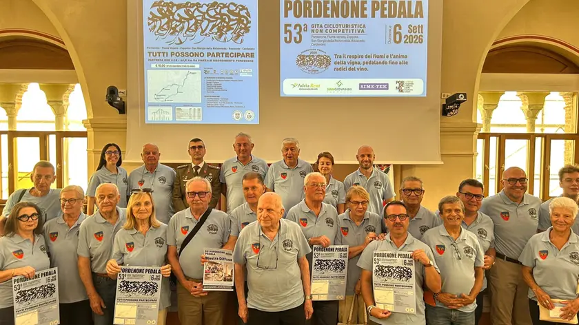 La presentazione in sala consigliare: tutti con la maglia della Pordenone pedala