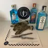 Le tre bottiglie di gin e le forbici trovate nello zaino