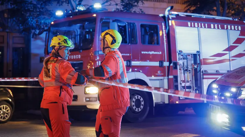 I vigili del fuoco al lavoro per spegnere l'incendio di via Battisti a Trieste