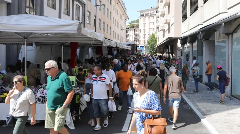 Subito pienone in viale Cossetti per il ritorno del mercato cittadino (Foto Ambrosio/Petrussi)