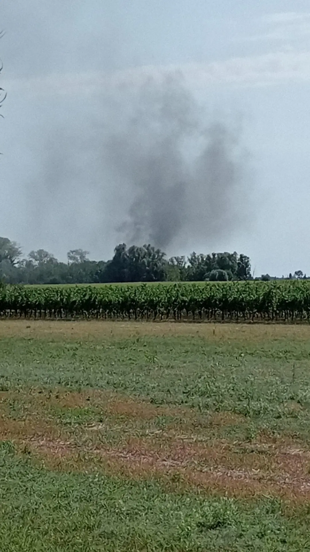 Il trattore in fiamme a Terzo di Aquileia