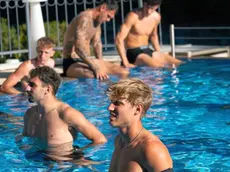Relax in piscina nel ritiro di Lienz per i bianconeri: in primo piano Kristensen, accanto Goglichidze