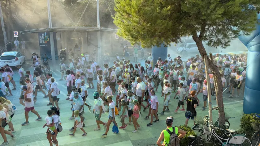 Un momento della Holi Run a Lignano